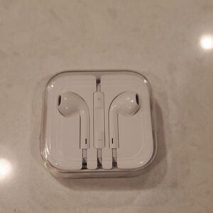 NEW Apple White EarPods with Remote and Mic